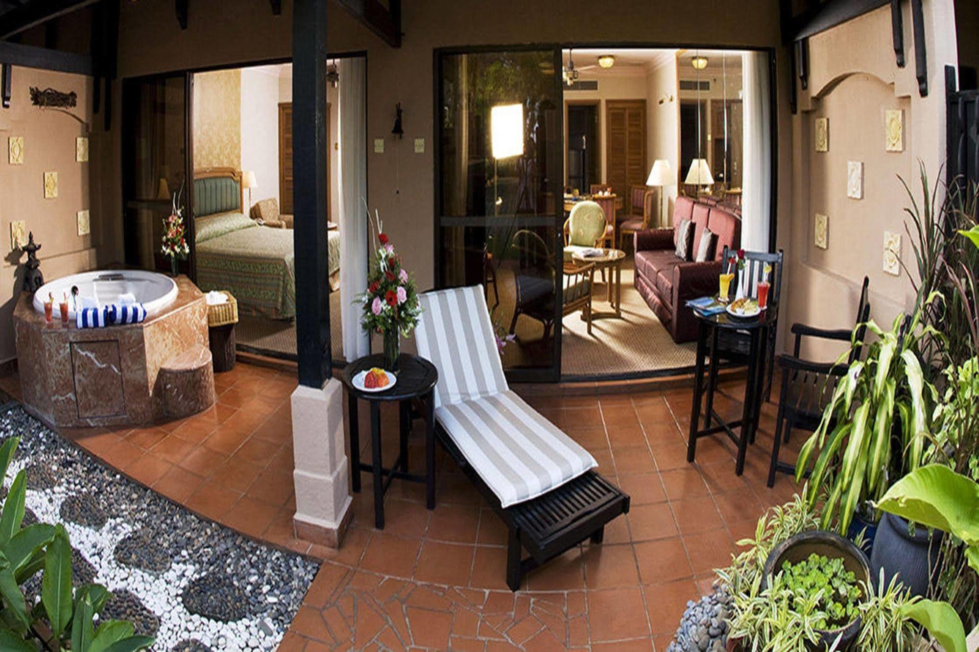 Resorts World Kijal Exterior photo A suite at the hotel